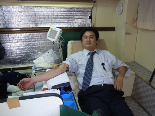 今年も献血に多数の社員が参加しました。②